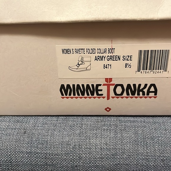 EUC Minnetonka size 8.5 Suede Fayetteville Folded Collar Boot with box - Picture 7 of 7